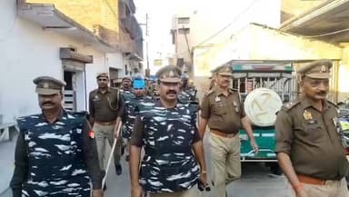 लहरपुर: लहरपुर में होली पर्व और अमेरिका-ईरान जंग के चलते भारी पुलिस बल ने पैदल गश्त कर शांति व्यवस्था बनाए रखने की अपील की
