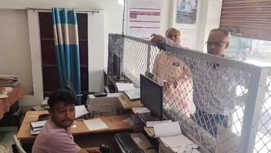 चरखारी: चरखारी स्थित उपडागघर में अव्यवस्थाओं का बोलबाला, स्थानीय लोगों ने कर्मचारियों पर गंभीर आरोप लगाए