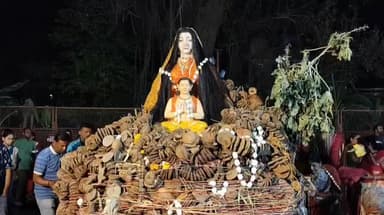 अकोला: राणी सती मंदिरात पारंपारिक पद्धतीने होळीचे दहन भक्तांनी घेतलं दर्शन