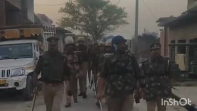 दातागंज: दातागंज क्षेत्र में होली और रमजान पर शांति व्यवस्था बनाए रखने के लिए आधा दर्जन गांवों में पुलिस प्रशासन का फ्लैग मार्च