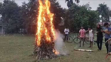 জলপাইগুড়ির পাতকাটা কলোনিতে ধুমধাম করে পালিত ন্যাড়া পোড়ানোর উৎসব