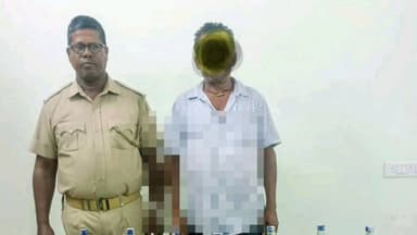 ନାଉଗାଁ: ନାଉଗାଁ ଥାନା ପୋଲିସ ପକ୍ଷରୁ କୋରୁଅ ବାଲିଗାଁ ନିକଟରେ ଚଢ଼ାଉ ବିପୁଳ ପରିମାଣରେ ଚୋରା ମଦ ଜବତ ସହ ଅଭିଯୁକ୍ତ ଗିରଫ