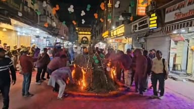 अजमेर: विश्व विख्यात ख्वाजा गरीब नवाज की दरगाह के बाहर व्यापारी संघ ने किया होलिका का दहन, वायरल वीडियो आया सामने