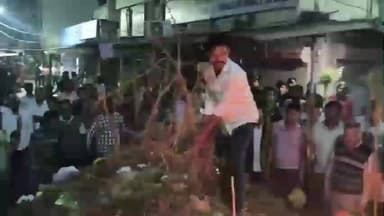 चिड़ावा: होलिका दहन के दौरान प्रहलाद को निकालने के लिए कुंवारों में जोरदार जंग, चिड़ावा की होलिका दहन का वीडियो हुआ वायरल