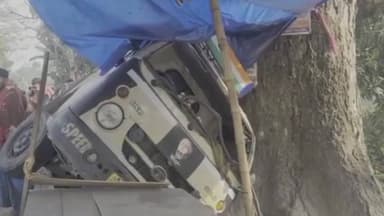 হাড়োয়া: রামনগর এলাকায় সাতসকালে সবজি বোঝাই গাড়ির টায়ার ফেটে নয়জুলিতে,আহত 4