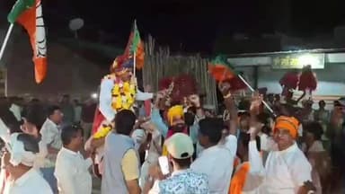 निवाली: पानसेमल विधानसभा सहित जिले को मिली करोड़ों की सौगात, विधायक को कंधे पर बैठाकर निकाली रैली