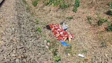 କୋରାପୁଟ ସହର: ଯାତ୍ରା ଦେଖିବା ହେଲା କାଳ।ଯୁବକକୁ ମାରି ଟ୍ରେନ ଲାଇନ କଡ ରେ ପକେଇଦେଲେ ଦୁବୃର୍ତ୍ତ। ଘଟଣା ଘଟିଛି କୋରାପୁଟ ରାୟଗଡାର ଦୂରୁଗୁଡ଼ା ନିକଟରେ