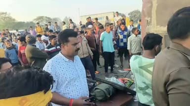 भरथना: बकेवर उझियानी के पास NH19 पर बेकाबू डबल डेकर बस पलटी, होली मनाने घर जा रहे यात्रियों में मची चीख-पुकार