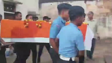 झुंझुनू: झुंझुनूं में होली के दिन तिरंगे में लिपटकर लौटा वायुसेना का जवान, तिरंगा सौंपते ही बुजुर्ग पिता और बेटे हुए भावुक