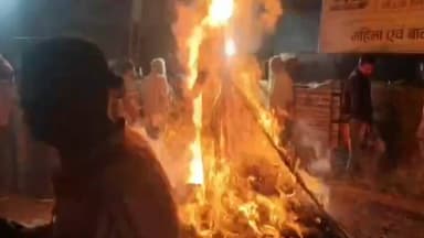नारायणगंज: नारायणगंज में पारंपरिक उत्साह के साथ होलिका दहन, सुख-समृद्धि की कामना के लिए उमड़ा जनसैलाब