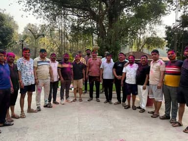 सहलीवर असलेल्या सदस्यांचा रंगोत्सव
एकमेकांना रंग लावून साजरी केली विजयाची होळी
प्रतिनिधी : जुबेर शेख
धाराशिव:धाराशिव...