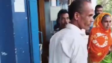 ডোমকল: রাস্তায় পাথর ফেলে বাড়ির কাজ! সরানোর কথা বলতেই টোটো চালককে মার ডোমকলে