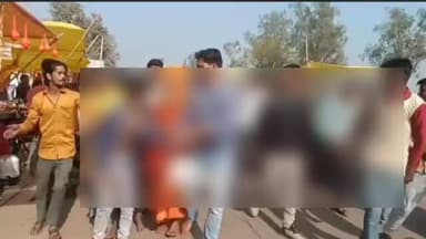 तिलहर: कछियानी खेड़ा हनुमान मंदिर परिसर से दो नाबालिगों को महिलाओं के पर्स से रुपए चुराते पकड़ा गया, पिटाई का वीडियो वायरल