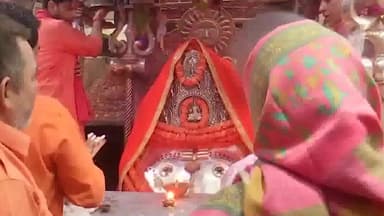 साकेत: चंद्र ग्रहण से पहले श्री कालकाजी मंदिर में भक्तों ने की पूजा-अर्चना