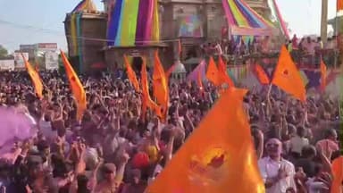 સાળંગપુર મંદિરમાં ગુજરાતનો સૌથી મોટો રંગોત્સવ ઉજવાયો:1:50 લાખ ભક્તો 51,000 કિલો ઓર્ગેનિક રંગોથી ભક્તિના રંગે રંગાયા