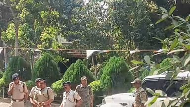 দেগঙ্গা: দেগঙ্গা থানার সামনে বিস্ফোরণ স্থল পরিদর্শনে এলেন অতিরিক্ত পুলিশ সুপার সদর দেবরাজ দাস