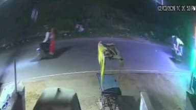 सगड़ी: अजमतगढ़ कस्बा में सड़क हादसे में ठेला लगाकर छोले बेचने वाले व्यक्ति की दर्दनाक मौत, घटना का सीसीटीवी फुटेज आया सामने