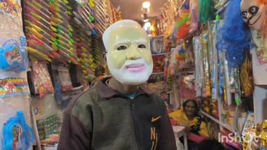 मुशहरी: मुजफ्फरपुर: रंग पिचकारी होलसेल मार्केट से 10 दिन पहले प्रधानमंत्री नरेंद्र मोदी का मुखौटा गायब
