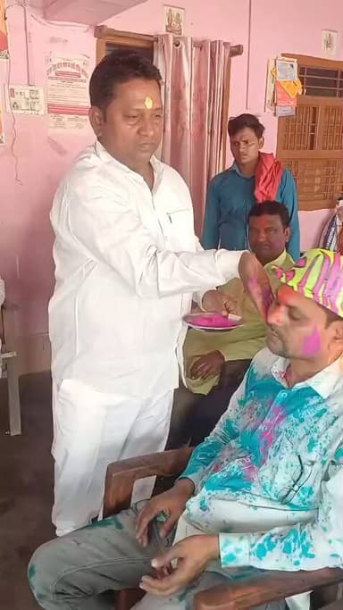 जम्हरा पंचायत के मुखिया धीरेन्द्र महतो ने अपने आवास पर होली मिलन समारोह आयोजित किए