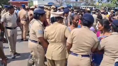 நாங்குநேரி: பெரும்பத்து இந்திரா காலனியில் பெட்ரோல் குண்டு வீச்சு இருவர் வெட்டி கொலை களக்காடு - ஏர்வாடி சாலையில் மறியல் தள்ளுமுள்ளு. பரபரப்பு.