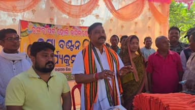 ରେମୁଣା: ତାଳପଦାରେ ବସ୍ତ୍ର ଓ ମିଷ୍ଟାନ୍ନ ବଣ୍ଟନ କଲେ ସରକାରୀ ଦଳ ଉପମୁଖ୍ୟ ସଚେତକ