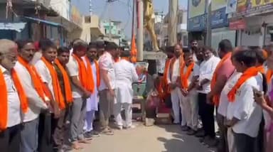 నిర్మల్: జిల్లా కేంద్రంలోని గాంధీచౌక్ లో విశ్వహిందూ పరిషత్ ఆధ్వర్యంలో ఘనంగా హోలీ సంబరాలు, కాషాయ జెండా ఆవిష్కరణ