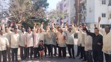 కామారెడ్డి: పట్టణంలో హోలీ సంబరాలు, రసాయనరంగులకు స్వస్తి పలికి, ప్రజలు ప్రకృతి సిద్ధమైన రంగులతో పండగను జరుపుకున్నారు