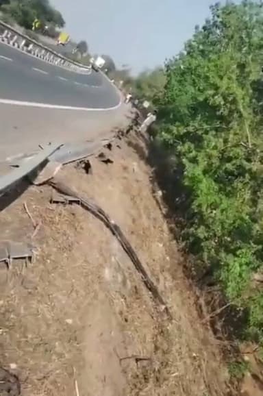 సదాశివనగర్: 44వ జాతీయ రహదారిపై లారి బోల్తా, డ్రైవర్ కు తీవ్రగాయాలు, చికిత్సనిమిత్తం ఆస్పత్రికి తరలింపు, దర్యాప్తు చేస్తున్న పోలీసులు