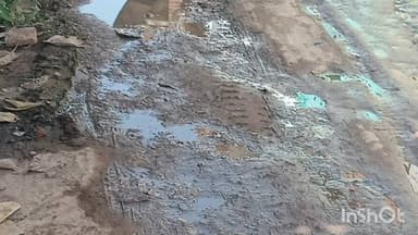 पैलानी: खप्टिहा कलां के मुख्य मार्ग पर बस स्टैंड से रघुवीर मंदिर व राधा कृष्ण मंदिर जाने वाले मार्ग में जानलेवा गड्ढे