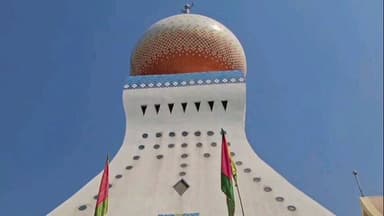 সিউড়ি ১: JUP পার্টির হুমায়ুন কবির সিউড়ির পাথরচাপুরি মাজারে চাদর চাপাতে উপস্থিত হলেন একাধিক নেতৃত্ব ও কর্মীদের নিয়ে