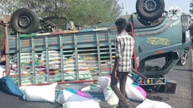 జనగాం: సింగరాజుపల్లి టోల్ ప్లాజా సమీపంలో ట్రాక్టర్ను డీ కొన్న బియ్యంలోడు బొలెరో ట్రాలి ,పల్టీ కొట్టిన బలెరొ,ముగ్గురికి గాయాలు