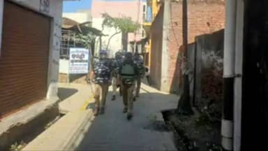 बुलंदशहर: औरंगाबाद में ईरान के नेता के शोक में लगे झंडे हटवाए, पुलिस ने संवेदनशील इलाकों में किया फ्लैग मार्च