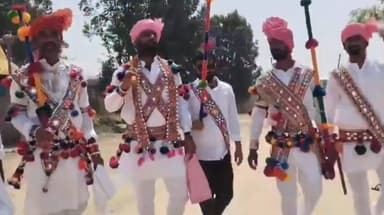 బాన్సువాడ: హాజీపూర్ తండాలో హోలీ వేడుకలు అంబరాన్ని అంటాయి, బంజారా పురుషులు వారి గీతాలకు అనుగుణంగా లయబద్ధంగా నృత్యం చేశారు