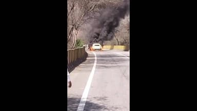 सवाई माधोपुर: सवाई माधोपुर नेशनल हाईवे 552 पर दौड़ती कार बनी आग का गोला, हाईवे पर मचा हड़कंप, परिवार बाल-बाल बचा