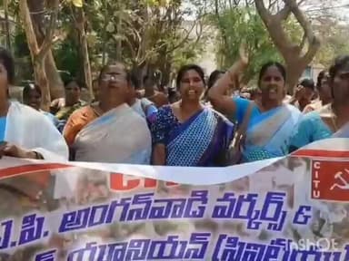 శృంగవరపుకోట: శాంతియుత నిరసనపై అర్ధరాత్రి అరెస్టులా? శృంగవరపుకోట మెయిన్ రోడ్డుపై అంగన్వాడీల గర్జన