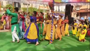 আউশগ্রাম ১: গুসকরার বারোয়ারিতলায় ছন্নছাড়া ক্লাবের বসন্ত উৎসবে রঙের উচ্ছ্বাস, মেতে উঠলেন আট থেকে আশি