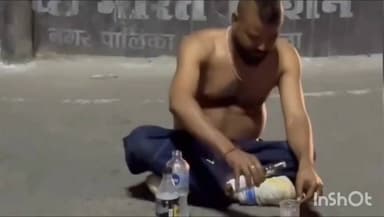 गोला गोकरणनाथ: गोला नगर में सरेआम चौराहे पर अर्धनग्न युवक ने शराब के पैग बनाते हुए वीडियो सोशल मीडिया पर हुआ वायरल