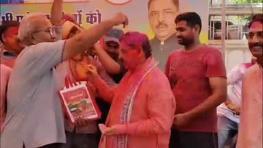 सांगानेर: वित्त आयोग के अध्यक्ष अरुण चतुर्वेदी ने श्याम नगर स्थित आवास पर होली उत्सव मनाया, कार्यकर्ताओं के साथ खेली होली