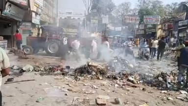 सिवान: वेतन न मिलने पर सिवान नगर परिषद के सफाई कर्मियों ने सड़क पर कचड़ा फेंक कर किया हंगामा