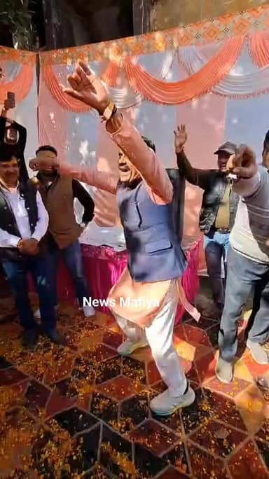 होली मिलन में रंग से ज्यादा डांस की धूम!
हरक सिंह रावत के बाद मेयर शंभू पासवान का डांस वायरल… बताइए किसको कितने नंबर द...
