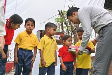 🚨डीएम सविन बंसल की पहल: सड़क से स्कूल तक पहुँचा बिखरा बचपन
डीएम सविन बंसल ने आधुनिक इंटेंसिव केयर सेंटर के बच्चों संग ...
