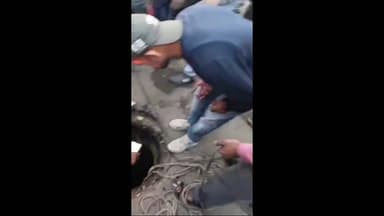 इंदौर: जूनि इंदौर ब्रिज पर शव रखकर प्रदर्शन, जहरीली गैस से दो सफाईकर्मियों की मौत पर मुआवजे की मांग