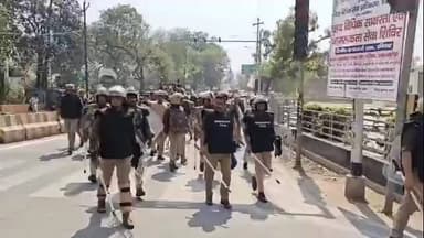 शाहजहांपुर: होली से एक दिन पहले अनोखे लाट साहब के जुलूस का रिहर्सल किया गया, पुलिस कर्मियों ने रस्सियों का घेरा बनाया