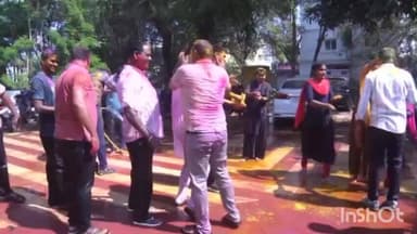 కరీంనగర్: కరీంనగర్ టూటౌన్ పోలీస్ స్టేషన్ లో పోలీసుల హోళీ సంబరాలు