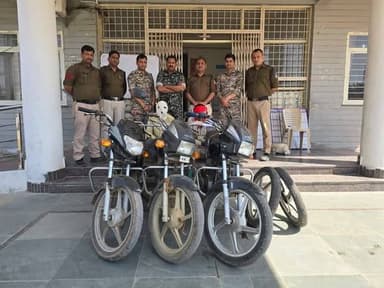 मुरैना सिविल लाइन थाना पुलिस ने दो आरोपियों को गिरफ्तार कर उनके कब्जे से तीन चोरी की मोटरसाइकिल और एक अवैध हथियार किया ब...