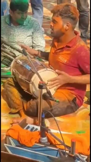 जौनपुर: गोपी घाट पर फाग गीतों की गूंज, अबीर-गुलाल के साथ झूमे लोग