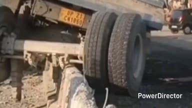 रामनगर: राष्ट्रीय राजमार्ग 309 पर टांडा क्षेत्र के पास एक डंपर अनियंत्रित होकर सड़क के बीच बने डिवाइडर से टकराया