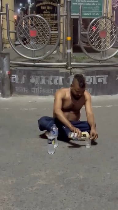 लखीमपुर: विकास चौराहे पर ‘रील’ का नंगा नाच, बीच सड़क अर्धनग्न युवक ने शराब के पैग लगाए, जिम्मेदार कौन? सुर्खियों में युवक