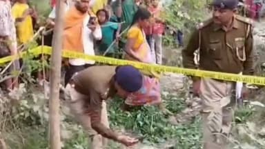 पकड़ी दयाल: पकड़ी दयाल के सिसहनी परसौनी रोड से पुलिस ने एक महिला का संदिग्ध अवस्था में शव बरामद किया, जांच में जुटी पुलिस