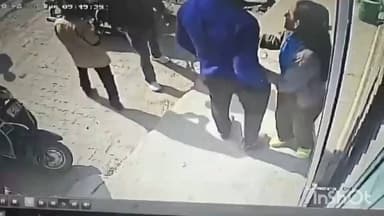 बिजनौर: बिजनौर में सिविल लाइन स्थित मुथूट फिनकॉर्न के ब्रांच मैनेजर के साथ हुई मारपीट की घटना सीसीटीवी में कैद